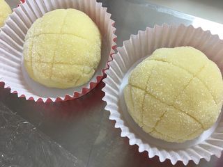 12、手揉菠萝包～家庭烘焙基础课之面包课程,用刮板压出菠萝纹，沾砂糖