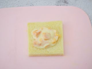 6、芒果酸奶吐司,取一片吐司，舀上芒果酸奶