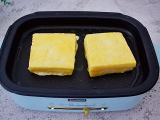 11、芒果酸奶吐司,平底锅刷一遍薄薄的食用油，放入芒果吐司，小火慢慢煎至金黄色
