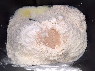 2、羊奶吐司,按照先液体后粉类的顺序将食材放入面包机内桶，揉面40分钟。