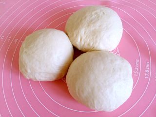 6、羊奶吐司,分割成三等份，松弛十分钟。
