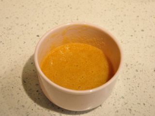 7、浓情巧克力无比派,用打蛋器混合均匀。