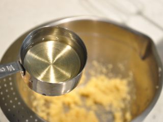 9、浓情巧克力无比派,重复上面的步骤至全部加入到黄油中。