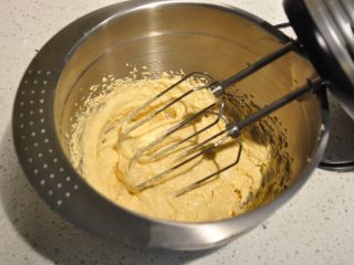 10、浓情巧克力无比派,每次加入后都要全部吸收后再加下一次。