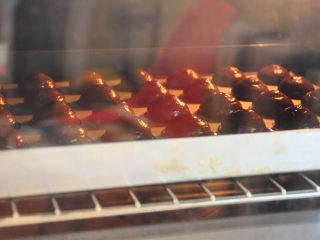 25、浓情巧克力无比派,烤箱预热至180度，中层，上下火烤13分钟左右。