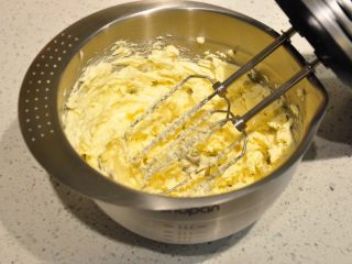 28、浓情巧克力无比派,用打蛋器混合均匀。