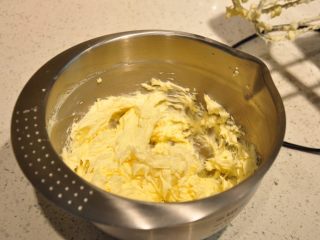 30、浓情巧克力无比派,继续混合均匀至顺滑状。