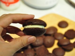 35、浓情巧克力无比派,再盖上另一片。