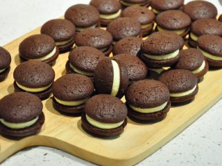 36、浓情巧克力无比派,做好的无比派放入冰箱密封冷藏保存。