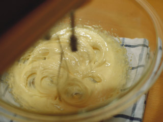 1、抹茶魔法蛋糕,蛋黄和细砂糖用打蛋器混合,打到颜色发白