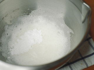 7、抹茶魔法蛋糕,打发蛋清,先打半分钟,变成啤酒泡。加入一半细砂糖。