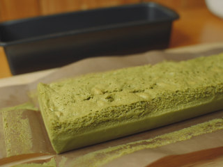 9、抹茶魔法蛋糕,室温放凉,冷藏2小时以上。