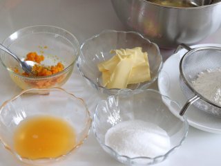 2、橙味甜甜圈蛋糕，在家就可复刻的经典美味,2、橙子切开，取汁。准备好其他食材。