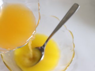 3、橙味甜甜圈蛋糕，在家就可复刻的经典美味,黄油隔热水融化成液态后，和橙汁混合均匀。放置到温水中，防止黄油遇冷凝结，保温待用。