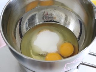 4、橙味甜甜圈蛋糕，在家就可复刻的经典美味,全蛋加入细砂糖，放置到50度左右的温水中，让蛋温稍微升高，并用电动打蛋器打发。