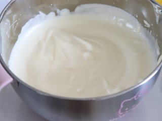 5、橙味甜甜圈蛋糕，在家就可复刻的经典美味,用高速打发，蛋温有温暖的触感后，就可以脱离温水，继续打发。直到蛋液发白，体积膨大，纹路不易消失即可。