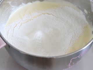 6、橙味甜甜圈蛋糕，在家就可复刻的经典美味,加入过筛的低筋面粉。