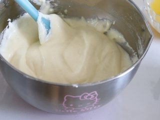 7、橙味甜甜圈蛋糕，在家就可复刻的经典美味,用刮刀翻拌均匀，棉花细腻有光泽。