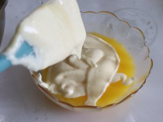 8、橙味甜甜圈蛋糕，在家就可复刻的经典美味,取一部分蛋糊放入到黄油液中，混匀均匀。
