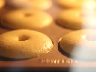 13、橙味甜甜圈蛋糕，在家就可复刻的经典美味,放入提前预热的烤箱中，160度18分钟（烤箱大小不同，根据自己的情况调整）