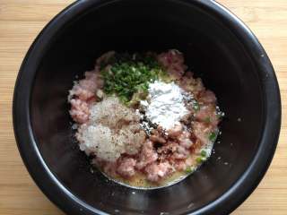 5、苏格兰蛋,肉末中放入2g盐、5g生抽、4g玉米淀粉、8g鸡蛋液、葱姜末、洋葱丁、黑胡椒碎和少许鸡精