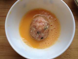 10、苏格兰蛋,放进鸡蛋液中滚一圈