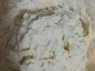 1、热狗面包,取140克高粉和牛奶、酵母用筷子搅拌均匀