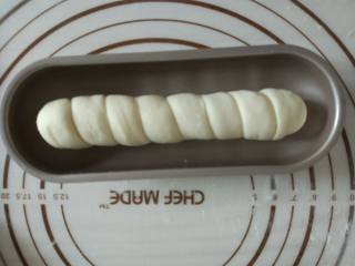 7、热狗面包,分别往两端包裹住火腿肠，端口封住