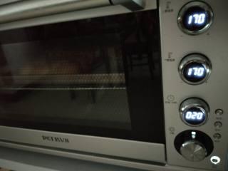 10、热狗面包,放入预热好的烤箱，中层170度20分钟，中途看一下上色了盖上锡纸