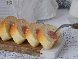 12、热狗面包,也可以很斯文的切片用叉子吃