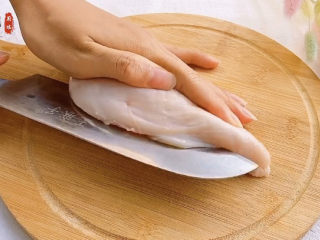 1、爆浆鸡排,一块鸡胸肉从弧面中间均匀切开，注意最好保证上下块厚度均匀，不要差别太大。