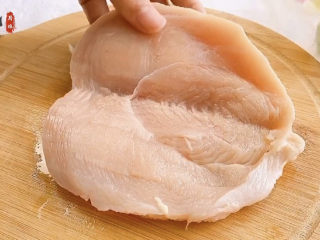 2、爆浆鸡排,切开记得不要切断，摊开就是小伙伴在鸡排店看到的炸鸡排的形状了。