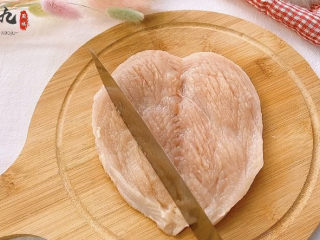 3、爆浆鸡排,切开的鸡排用刀背轻轻的敲打按摩，这样可以更容易腌制入味，也可以让鸡胸肉的口感变嫩。