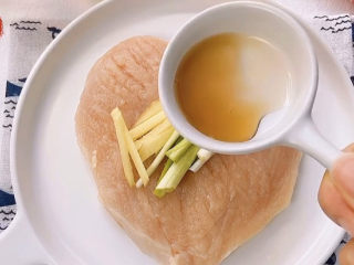 4、爆浆鸡排,然后就是腌制了，首先是去腥三件套，葱姜料酒去腥。