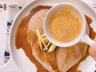 5、爆浆鸡排,然后是一勺生抽，一小勺胡椒粉和一勺新奥尔良腌料，这些都是提味的。