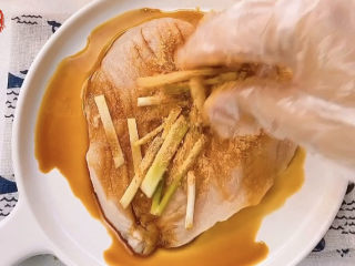 6、爆浆鸡排,然后用你的小爪子给它做个充分的按摩，让腌料均匀的裹上去。