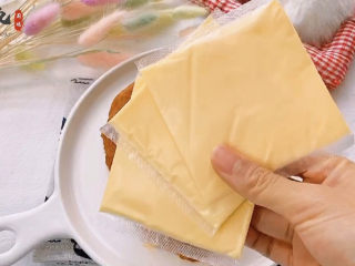 8、爆浆鸡排,鸡排腌制好了，把多余的葱姜都取掉。然后就是爆浆的关键，芝士片超市很容易就买到的，给它来两三片。放得越多，爆浆就越厉害。