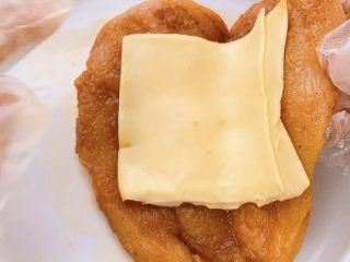 9、爆浆鸡排,最后经过实验，我觉得放两片是最合适的，少了爆浆效果不好，多了油炸过程中很容易溢出来。