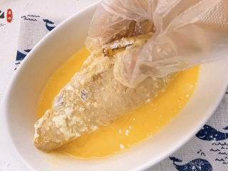 11、爆浆鸡排,然后裹上鸡蛋液