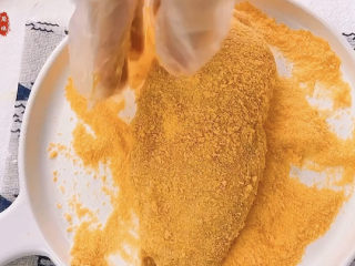 12、爆浆鸡排,最后裹上一层面包糠，我喜欢勇面包糠，因为用它炸出来后颜色好看，而且口感更酥脆