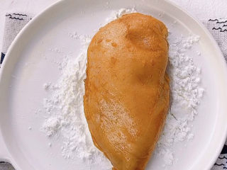 10、爆浆鸡排,夹好芝士片的鸡排接下来要裹上油炸三件套啦！先是裹一层玉米淀粉