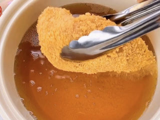 13、爆浆鸡排,最后下油锅炸，一定要注意的是油温不能高，油温六层热慢慢炸，大概炸十分钟左右就好了