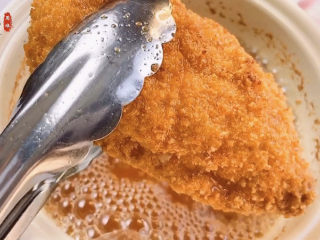 14、爆浆鸡排,炸的过程中不要过多翻动，一面炸好再翻另一面炸，不好很容易把里面的芝士都挤出来