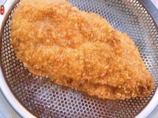 15、爆浆鸡排,炸好以后要沥一下油再吃