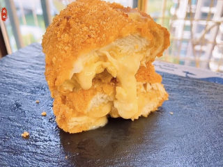 16、爆浆鸡排,看这个爆浆效果满不满意，吃起来真的超满足！