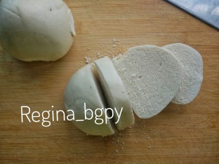 1、香酥馒头片,馒头切片，厚度大约2cm，烤完之后很脆，太厚了不好咬，容易扎嘴，我就扎过????