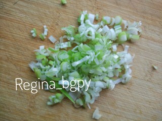 2、香酥馒头片,葱切碎放一边备用