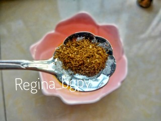 4、香酥馒头片,加入胡椒粉，要是喜欢辣椒，那就也放一点辣椒粉