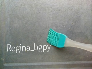 9、香酥馒头片,烤盘上抹一层薄薄的油，防粘，刚出锅的馒头更容易粘