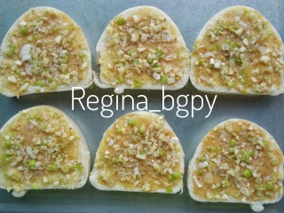 10、香酥馒头片,将馒头片摆在烤盘上